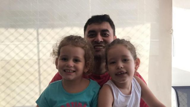 João Francisco Rodrigues de Abreu Faria com as filhas no dia em que voltou para casa após se curar da covid-19