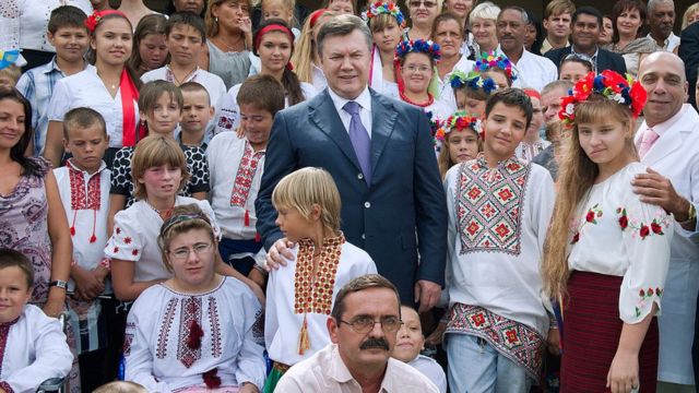 Expresidente de Ucrania Victor Yanukovich rodeado de niños que participaron en el programa Niños de Chernóbil en Cuba