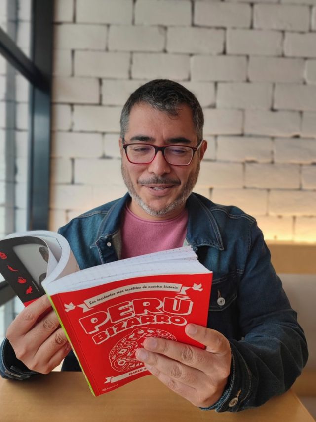 Foto del escritor Marco Sifuentes con su libro Perú bizarro