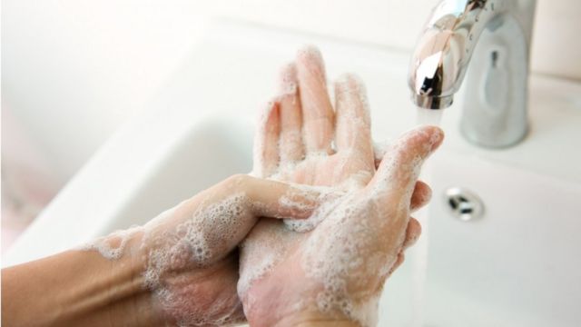 شخص يغسل يديه