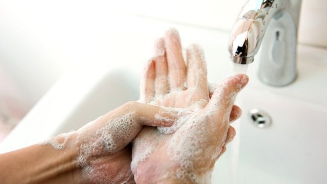 Pessoa lava a mão