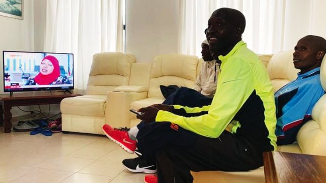 Corredores kenianos en Toluca viendo TV