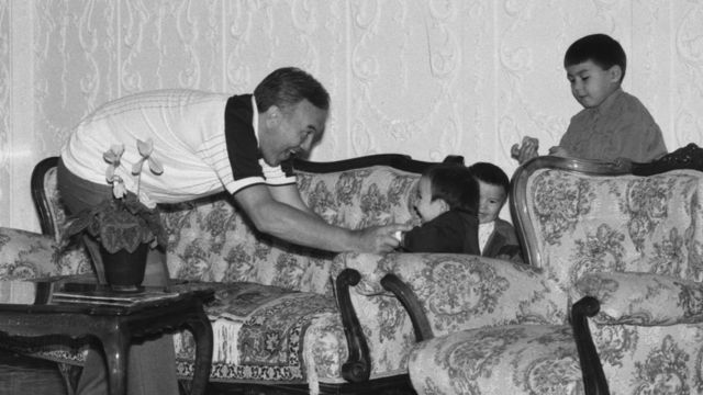 Нурсултан Назарбаев и его внуки