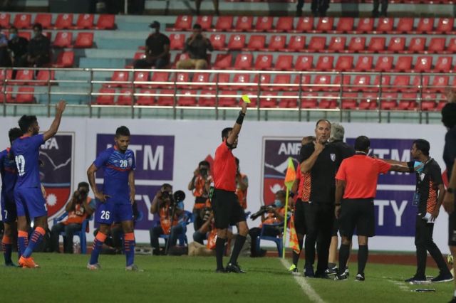 भारतीय प्रशिक्षकलाई पहेँलो कार्ड