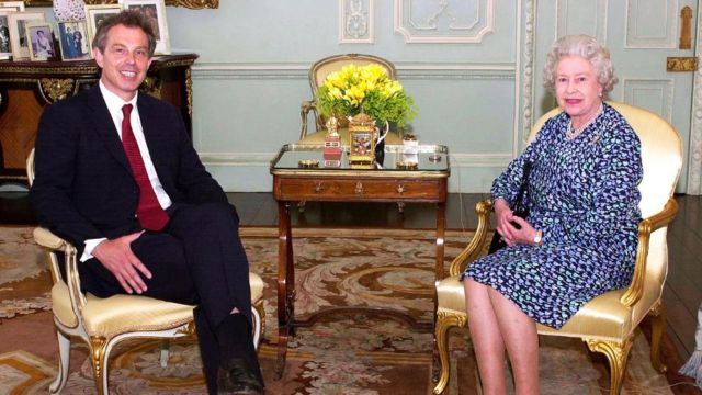 صورة للملكة مع توني بلير في قصر باكنغهام أثناء دعوته لتشكيل حكومة في عام 2002