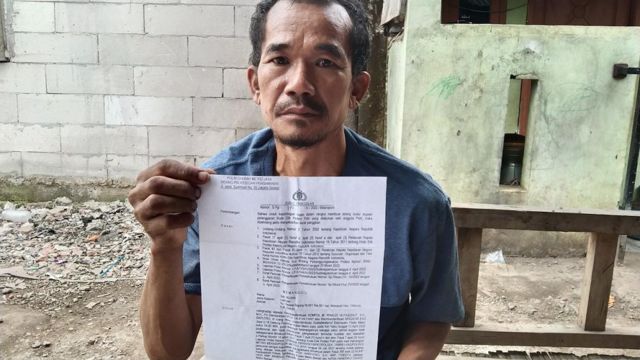 Rusin, ayah MF memegang surat pengaduan ke Propam Polda Metro Jaya terhadap dua anggota polisi Polsek Tambelang karena diduga melakukan kekerasan pada anaknya.