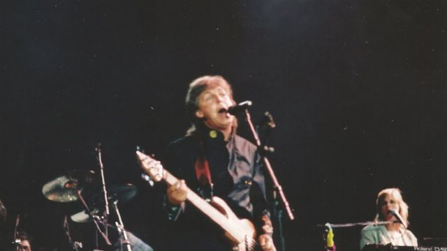 Paul no palco do Maracanã cantando