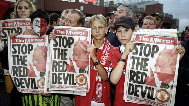 Aficionados de Manchester United manifiestan en contra de Murdoch.