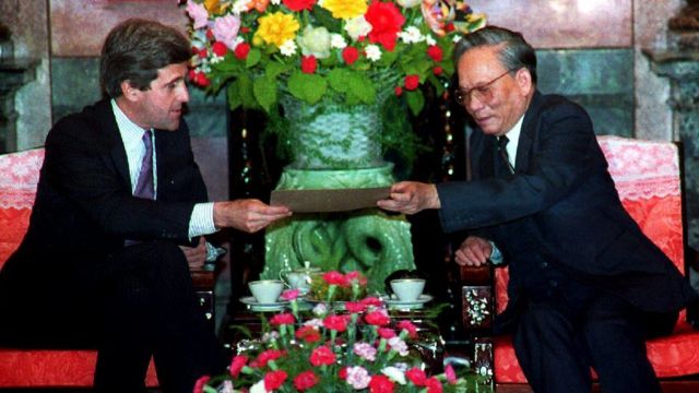 Thượng nghị sĩ John Kerry gặp Chủ tịch nước Việt Nam Lê Đức Anh ngày 18/11/1992 ở Hà Nội