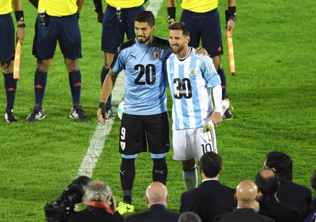 Luis Suárez y Lionel Messi se unen en un partido de 2018 para mostrar los números 20 y 30 respectivamente en las camisetas de sus selecciones, que juntos se refieren al 2030 y el proyecto de recibir el Mundial centenario en sus países.