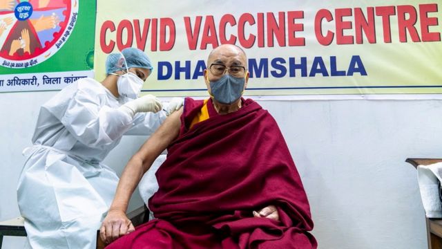 O líder espiritual tibetano Dalai Lama recebeu a vacina contra a covid-19 em Dharamsala, Índia, no dia 6 de março de 2021