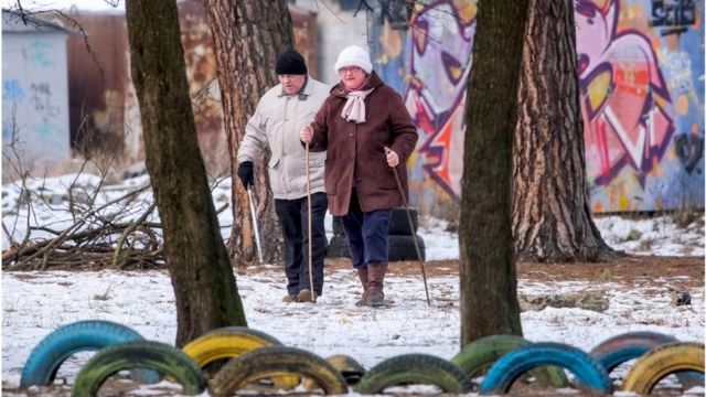 Можливість подорожувати навряд чи є пріоритетом для більшості українських пенсіонерів, але у березні їм трохи підвищать пенсії.