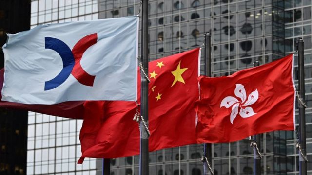 Las banderas de Hong Kong, China y de la Bolsa de Valores de Hong Kong