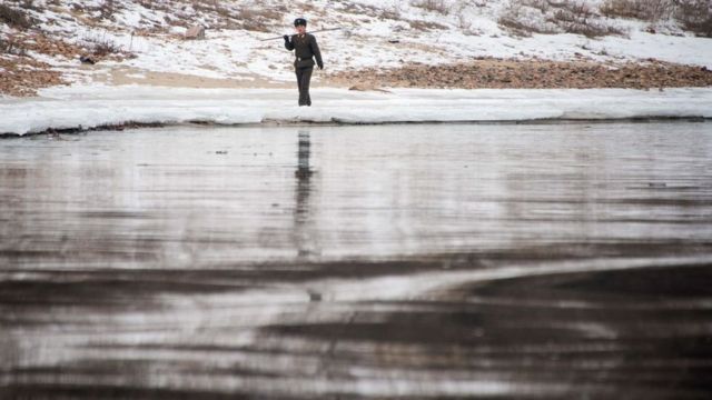 Un soldado patrulla la orilla del río Yalu, un río fronterizo entre China y Corea del Norte.