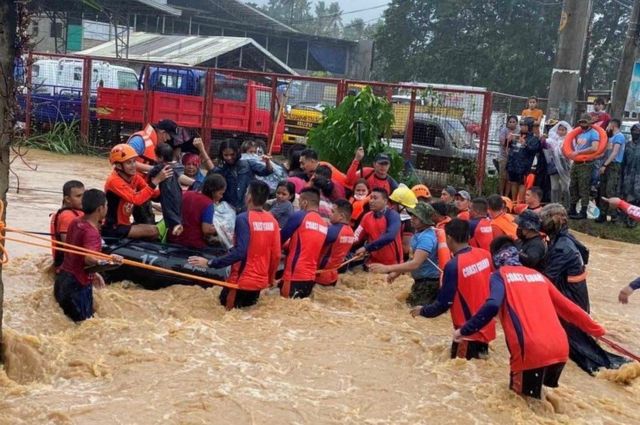 Cảnh sát biển giải cứu cư dân mắc kẹt vì lũ lụt ở thành phố Cagayan De Oro