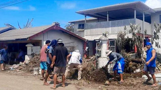 Residents of Tonga's capital Nuku'alofa clean up houses damaged by the volcanic eruption and tsunami (Xinhua News Agency Photo 20/1/2022)