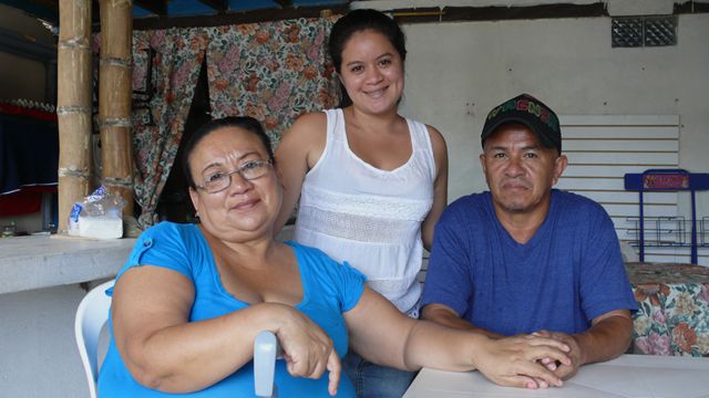 Rocío su esposo y su hija