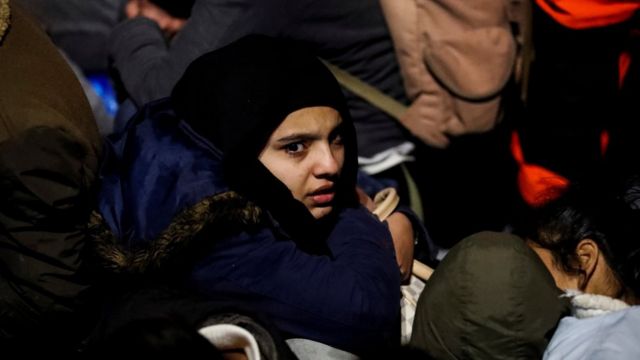 مهاجرة تنتظر الصعود في قارب لحرس السواحل التركية بعد فشل محاولة عبورها بحرا إلى اليونان