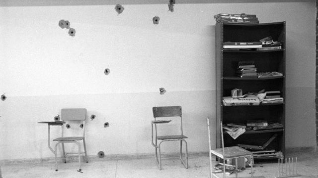 स्कूल की कक्षा में गोलीबारी से बने सुराख