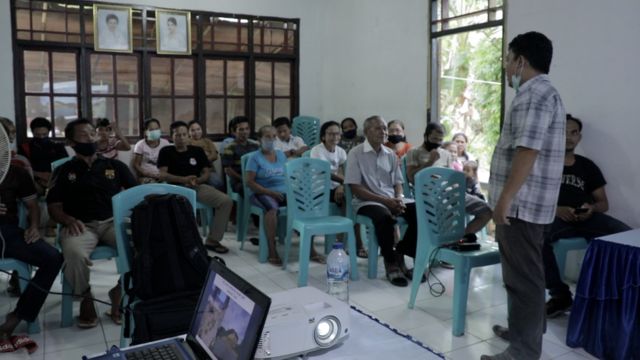 Sekitar 30 warga berkumpul di Kantor Kapitalaung Kampung Bowon, Pulau Sangihe, menyatakan penolakannya atas TMS.