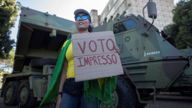 mulher em frente a tanque