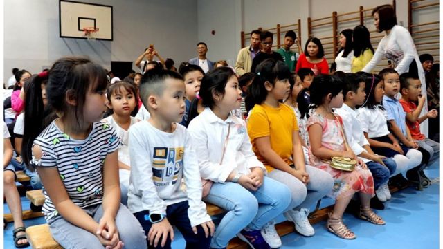 Trẻ em gốc Việt trong ngày lễ khai giảng một lớp tiếng Việt ở Warsaw - ảnh của Võ Văn Long