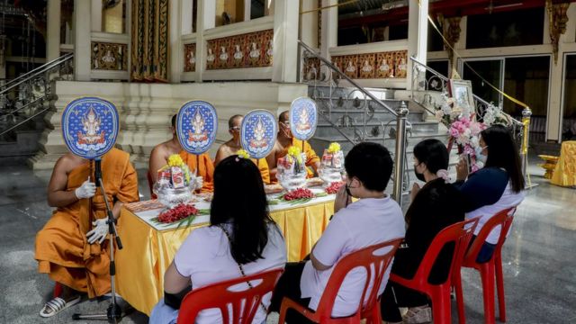 พระทำพิธีศพ