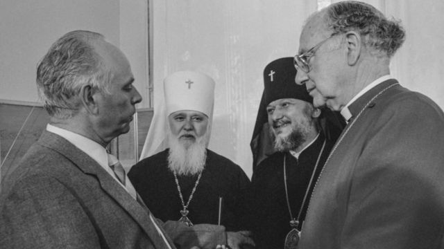 Церемония вручения Патриаршему экзарху Украины, митрополиту Киевскому и Галицкому Филарету Постановления правительства республики о передаче экзархату части Киево-Печерского заповедника.