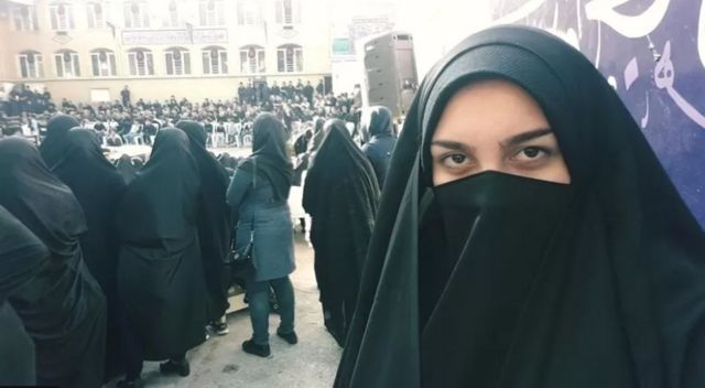 Ribell com chador em evento no Irã