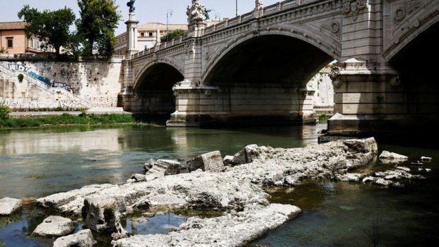 بقایای پلی که توسط نرون ساخته شد در روخانه تیبر رم دیده می‌شود