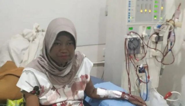 Seorang pasien gagal ginjal sedang melakukan tindakan cuci darah di salah rumah sakit di Medan.
