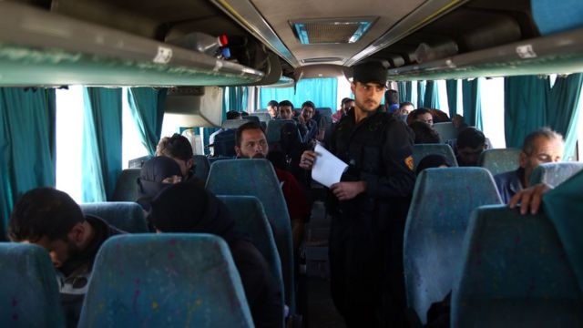 حافلة تقل بعض مقاتلي جيش الإسلام وأسرهم