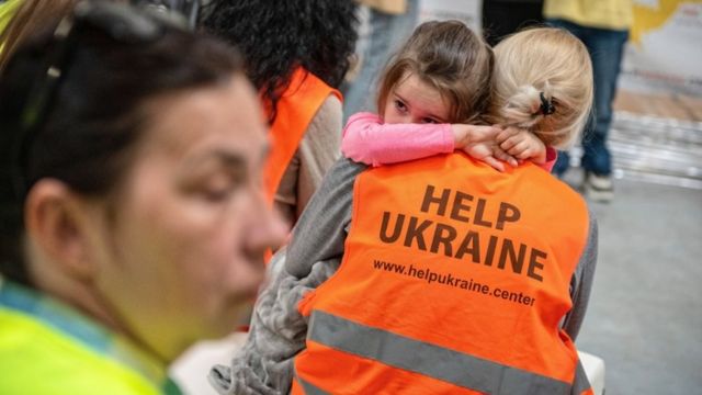متطوعون يعملون في مركز "سادعوا أوكرانيا" في لوبلين، جنوب شرقي بولندا