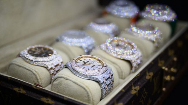 ロシア当局 スイス高級腕時計を店から差し押さえ 制裁の直後 cニュース