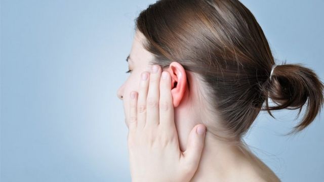 Una persona con dolor de oído