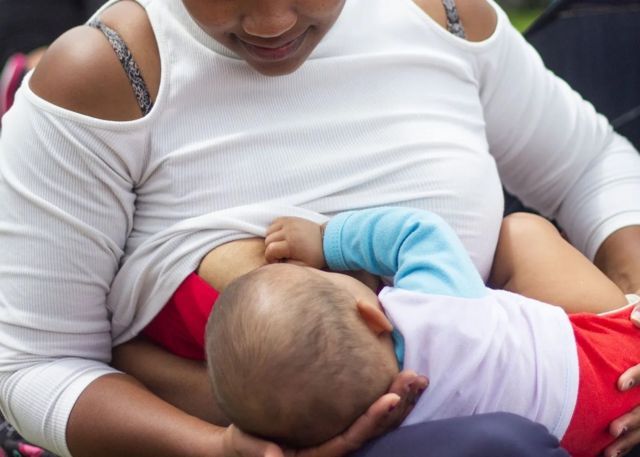 Une mère allaite son enfant en Colombie