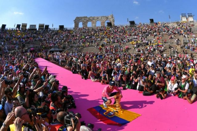 O ciclista equatoriano Richard Carapaz recebe seu troféu após a chegada da Volta à Itália de 2019, na Arena de Verona.