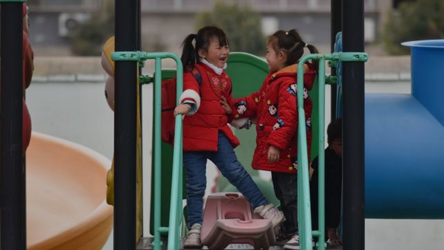 طفلتان صينيتان
