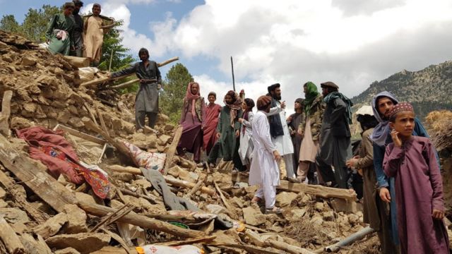 Afganistan'da deprem: BBC'ye konuşan doktorlar çok sayıda çocuğun hayatını kaybetmiş olabileceğini söyledi - BBC News Türkçe