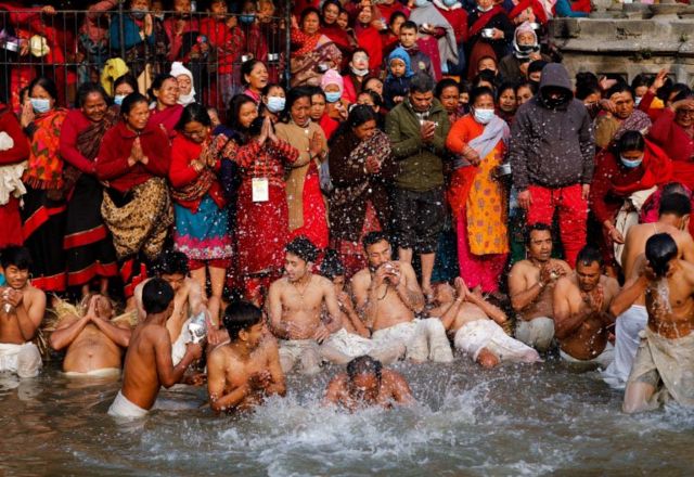 स्वस्थानीव्रत बसेका भक्तजनहरू