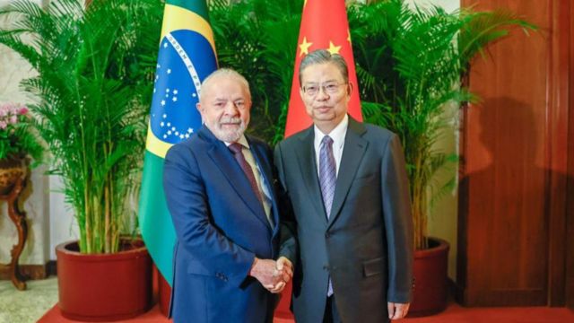 Lula apertando a mão de Zhao Leji, presidente do Comitê Permanente da Assembleia Nacional Popular da China