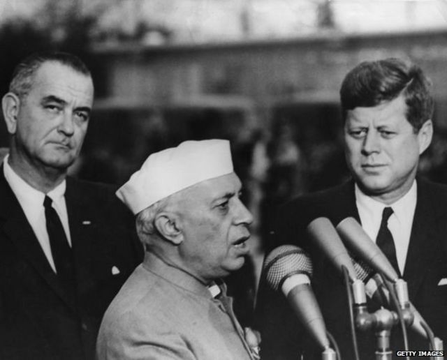 भारत के पूर्व प्रधानमंत्री जवाहर लाल नेहरू(बीच में) अमरीका के पूर्व राष्ट्रपति जॉन एफ़ कैनेडी (दाएं) के साथ