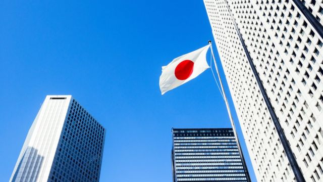 Edificio en Tokio y bandera de Japón