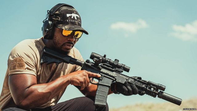 Colion Noir con AR-15