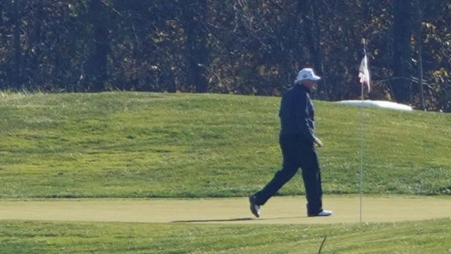 Poco después de conocerse los resultados de la elección, Trump fue visto jugando golf en Sterling (Virginia).