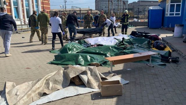 Тела убитых в результате удара по ЖД-вокзалу