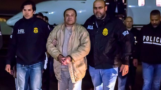 Joaquín "El Chapo" Guzmán en el momento de ser extraditado