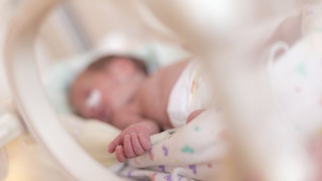 Bebê em incubadora