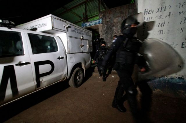 La policía antidisturbios se ve en la prisión de hombres de Cantel, departamento de Quetzaltenango, 205 km (128 millas) al oeste de la ciudad de Guatemala el 19 de mayo de 2021. - Al menos seis reclusos fueron decapitados en una pelea entre bandas rivales el miércoles en una prisión en el oeste de Guatemala, dijo la policía. AFP.