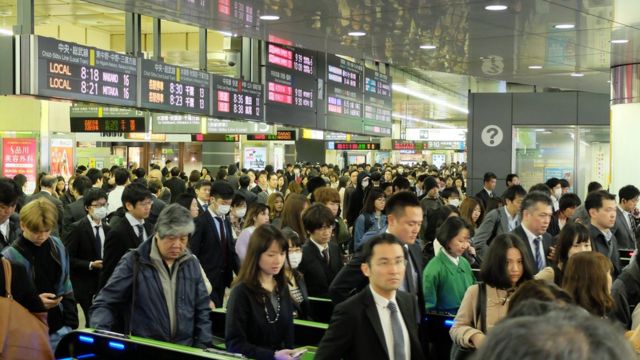 新宿駅の通勤ラッシュ